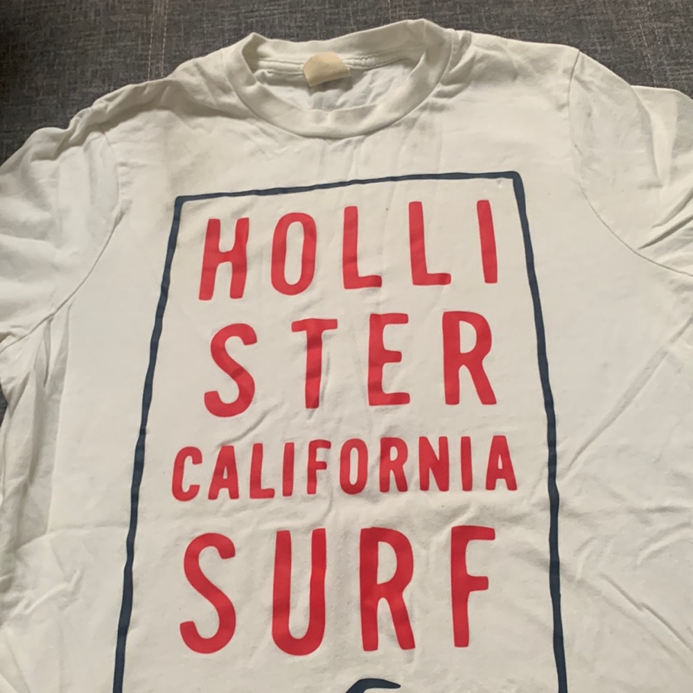 Hollister tee